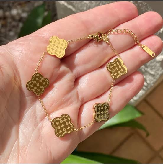 Gold Clover Chain Bracelet ✨