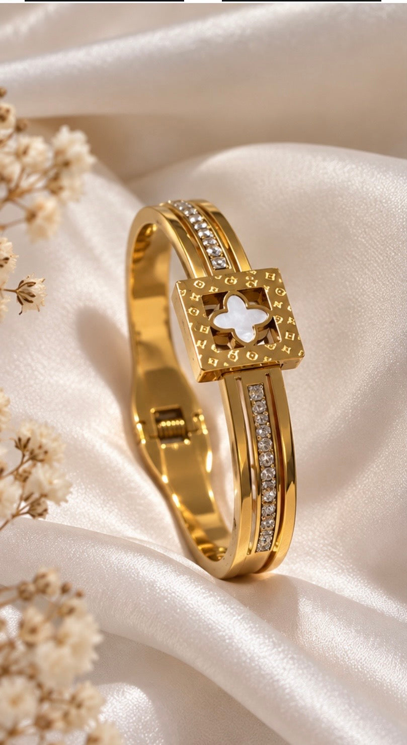 Golden Clover Crystal Solid 🫶🏻
