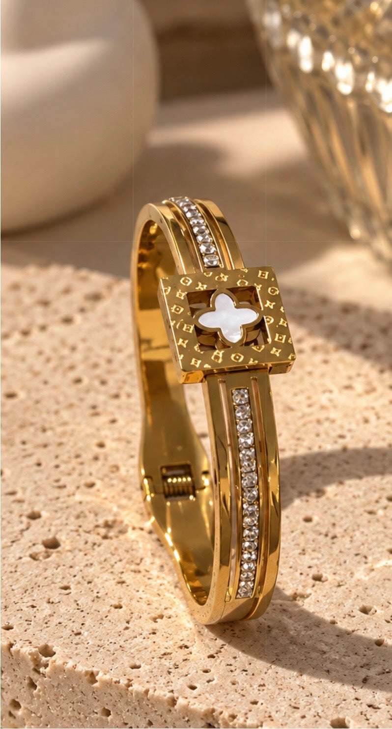 Golden Clover Crystal Solid 🫶🏻